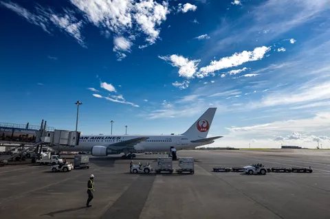 空とJAL機、空港の日常
