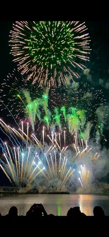 夜空に咲く光の花火、水面に映る感動