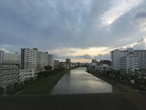 ビル群と川、どこまで続く？
