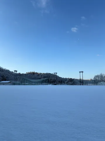 雪と青空のグラウンド