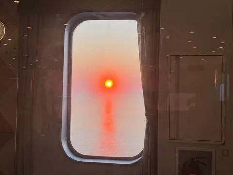窓越しの夕陽、船旅の静寂