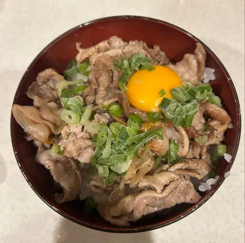 とろ〜り卵黄と豚丼
