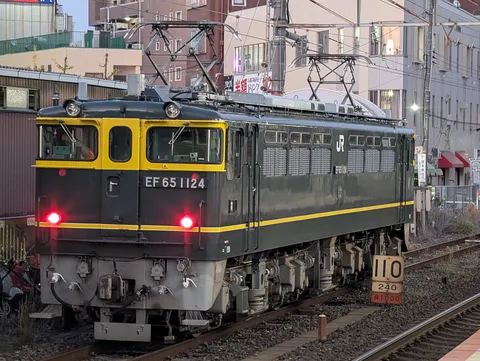 黄昏時のEF65、力強い姿を捉える