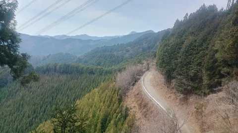 山間の静かな旅路の風景