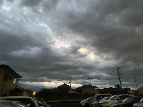 不穏な空模様、夕暮れの静寂