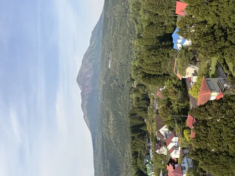 壮大な山と色とりどりの屋根