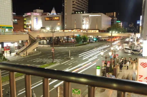 都会の夜を駆ける光の軌跡