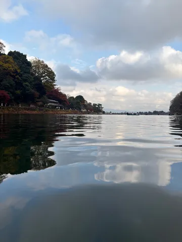 水面に映る秋空と紅葉