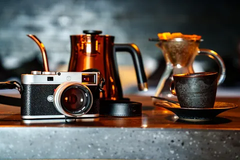 カメラとコーヒー、静かな朝のひととき