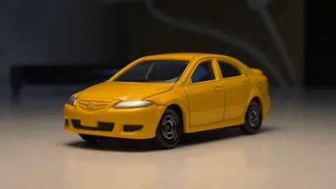 走り出しそうな黄色い車