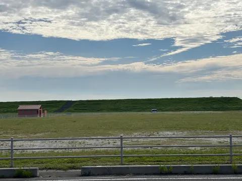 草原の赤い小屋と空の余韻