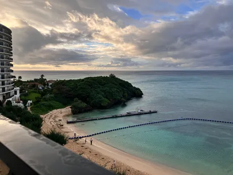 碧い海と空、雲が織りなす情景