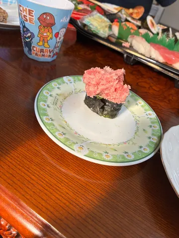 キュートなカップと寿司の日常