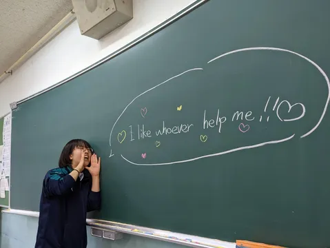 黒板に必死のラブコール？