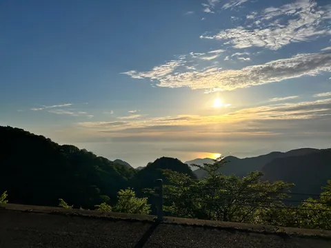 黄金に染まる山海の境