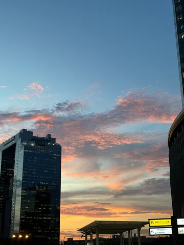 夕暮れの空と高層の影
