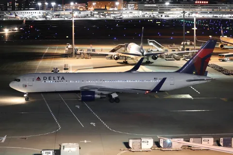 夜の滑走路、デルタ航空の翼