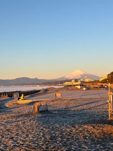 夕焼けと富士山の砂浜