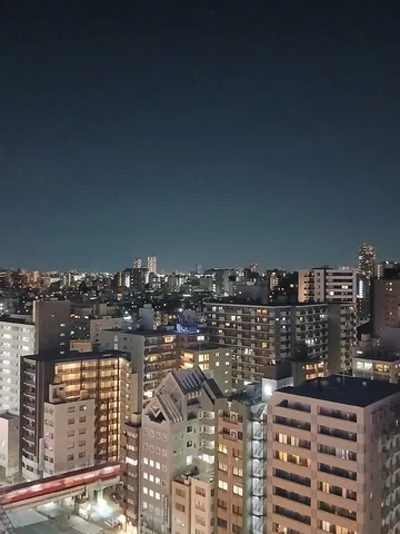 夜景、光と影の群像