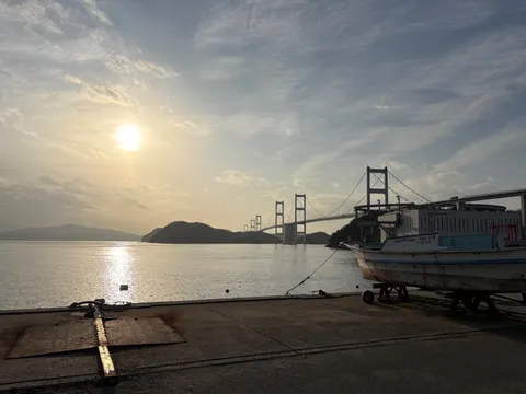 夕暮れ、橋と静かな水面
