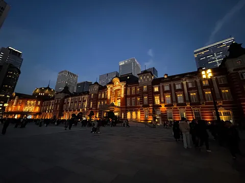 赤レンガに灯る夜の表情