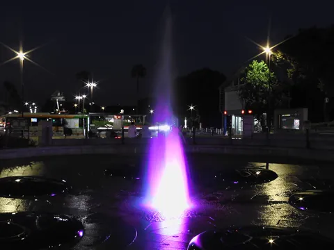 夜の噴水に染まる路面