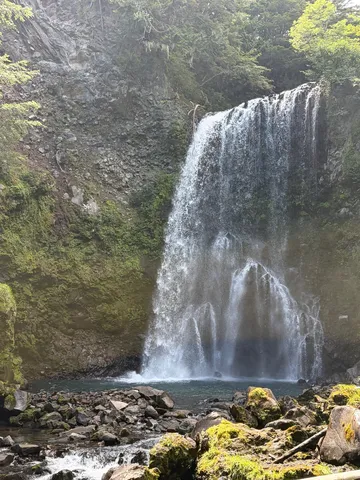 緑と岩肌に抱かれる水しぶき