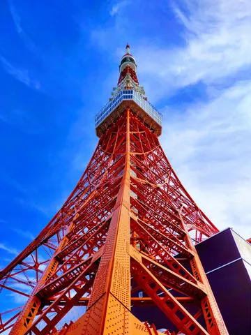 空へ伸びる赤い骨格