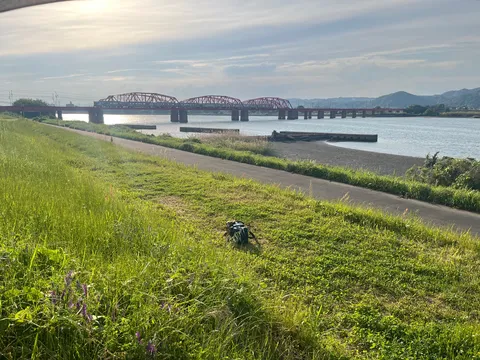 夕陽と赤い橋の風景