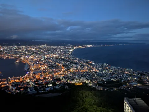 夜景の宝石箱、海辺の街の灯り