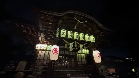 闇夜に灯る、神社の光