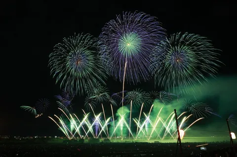 夜空と地上を彩る光の祭典