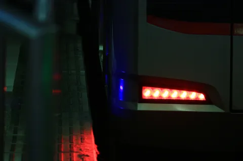 夜を駆ける赤い光