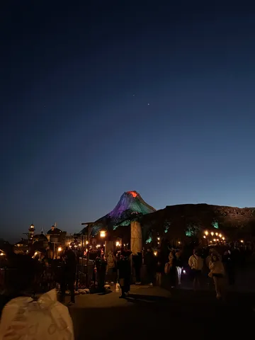 幻想的な夜の遊園地、火山噴火のショー