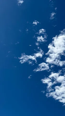 広がる青空と雲のコントラスト