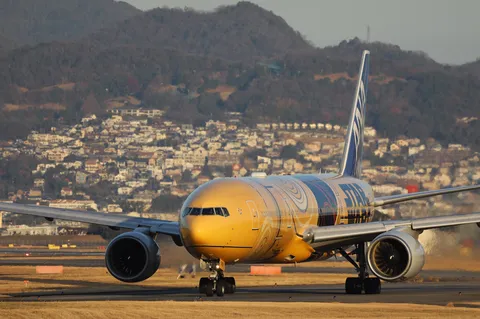 黄金色の旅客機が滑走する