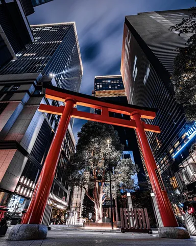 摩天楼に灯る朱の門