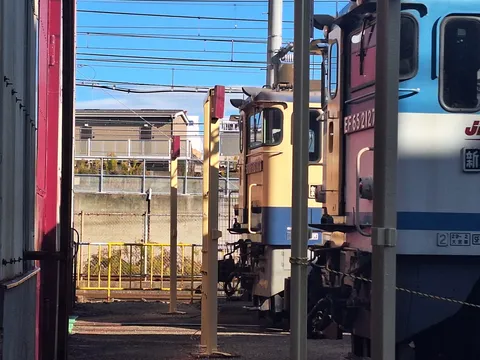 姿を潜ませる機関車たち
