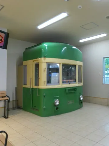 緑とクリーム色のレトロな車両
