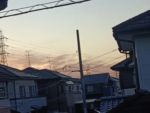 電線と夕焼け、日常の風景