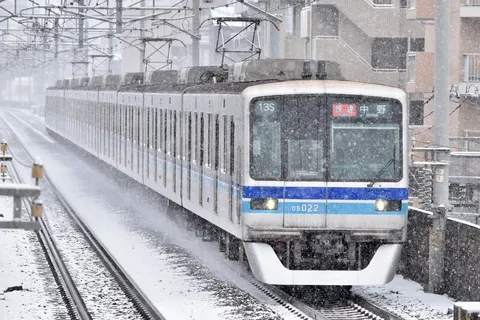 雪景色を駆け抜ける通勤列車