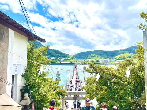 橋を渡る人々、緑と空のコントラスト