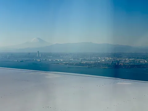 空からの富士山と街並み