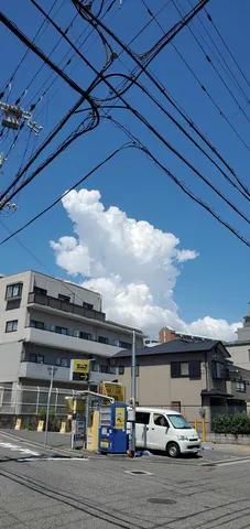電線と雲の絶妙な交差点