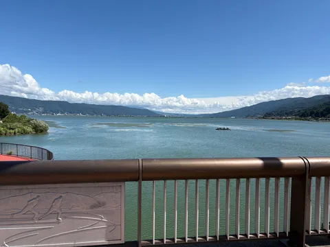 静かな湖畔の光景