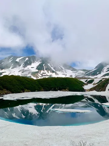 雪と湖の静かな対話
