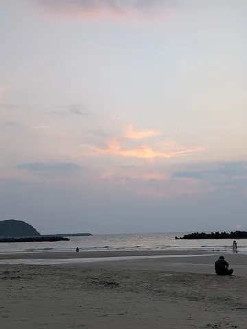 夕暮れ時、海辺の静寂