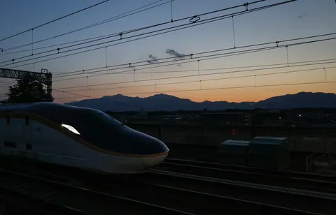 気配を消した高速列車