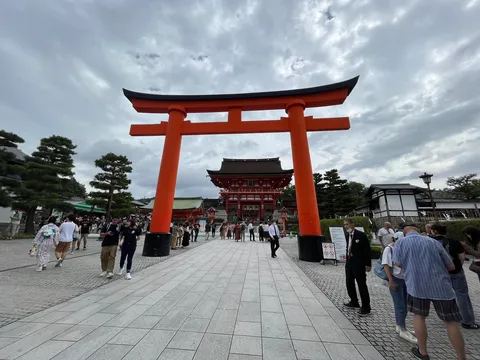 朱色の鳥居が導く参道