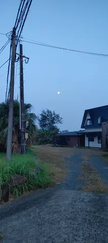 宵闇に浮かぶ月、静かな灯り